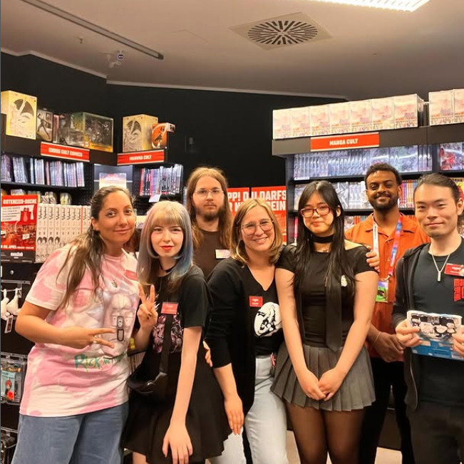 Das ganze Team vom Manga Cult Store am 10. April 2025. 7 Personen. 