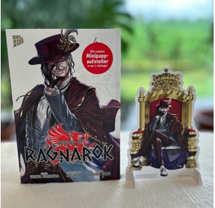 Record of Ragnarok Band 6 auf dem Tisch. Neben dem Manga steht den aufgebauten Limited-Edition-Extra Papp-Aufsteller