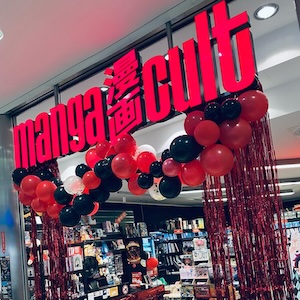 Eingang vom MangaCult Store, mit Luftballon und Luftschlangen dekoriert